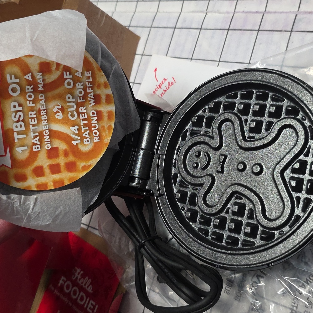 Compact Red Waffle Maker, Mini Gingerbread Man Maker, Dash, NIB - Picture 8 of 11